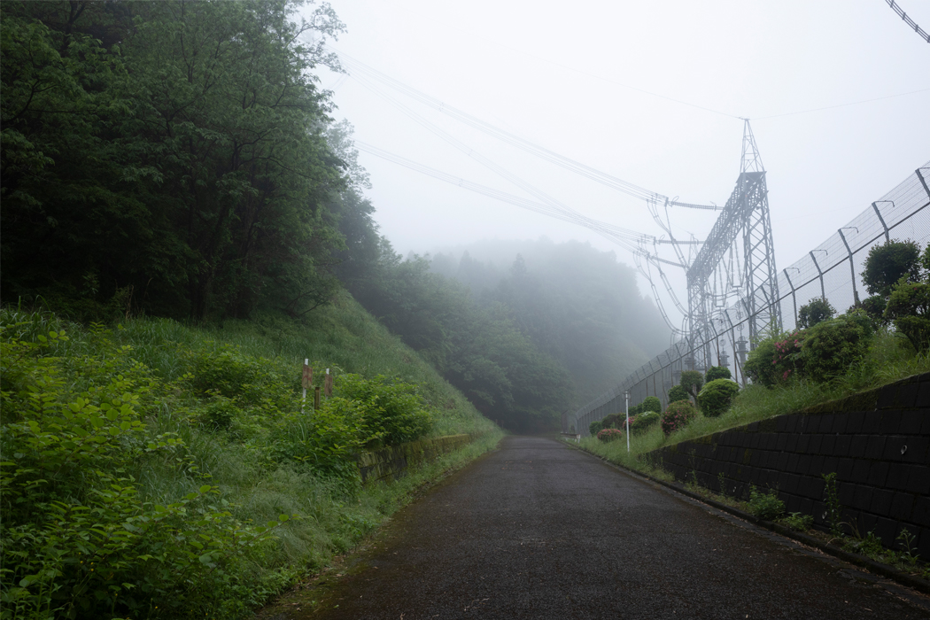 変電所の稼働する音が聞こえます。